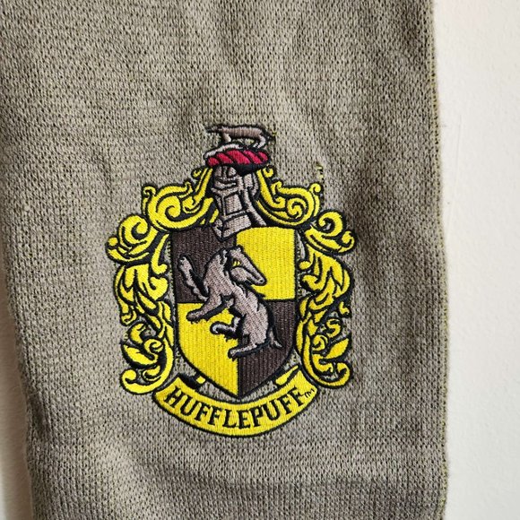 Universal Studios Harry Potter Hufflepuff Crest Scarf - Picture 2 of 2